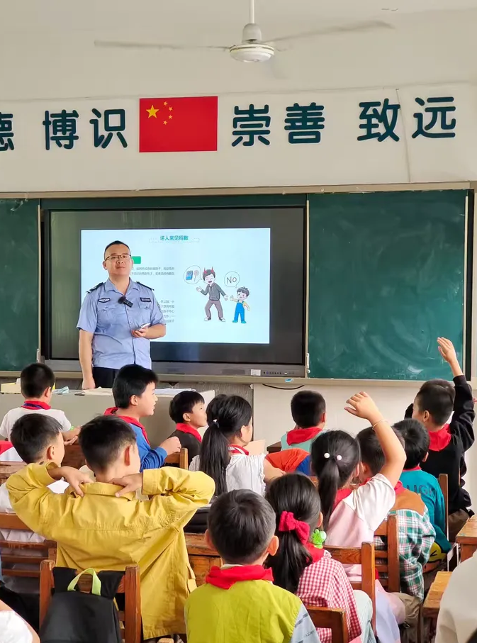 浏阳市大围山镇关工委联合镇司法所开展“初心护蕾，守护花开”法治主题教育活动。通讯员供图