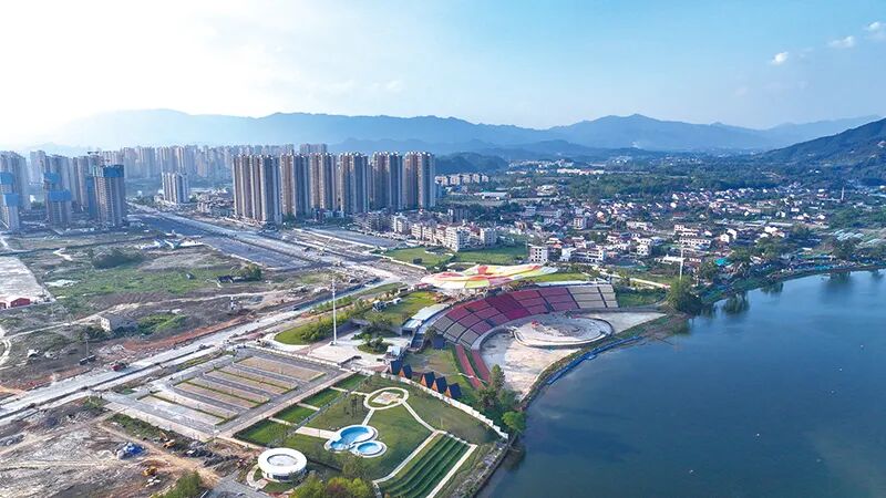 得益于花炮文化节等焰火节会,天空剧院片区近年迎来了前所未有的发展机遇,从城市边缘地带成为浏阳“东进”的主战场之一,目前正在规划建设集花炮经济、文旅演艺、现代商业于一体的10万人级综合体,打造成具有“国际范、湖湘韵、浏阳味”的城市新片区。彭红霞摄 得益于花炮文化节等焰火节会,天空剧院片区近年迎来了前所未有的发展机遇,从城市边缘地带成为浏阳“东进”的主战场之一,目前正在规划建设集花炮经济、文旅演艺、现代商业于一体的10万人级综合体,打造成具有“国际范、湖湘韵、浏阳味”的城市新片区。彭红霞摄