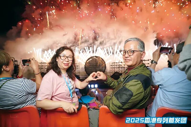 4月19日,数百名香港游客来到浏阳,品尝浏阳特色美食,到大瑶镇参观花炮文化博物馆,在天空剧院观看焰火表演,沉浸式感受“一河诗画,满城烟花”的魅力。 4月19日,数百名香港游客来到浏阳,品尝浏阳特色美食,到大瑶镇参观花炮文化博物馆,在天空剧院观看焰火表演,沉浸式感受“一河诗画,满城烟花”的魅力。