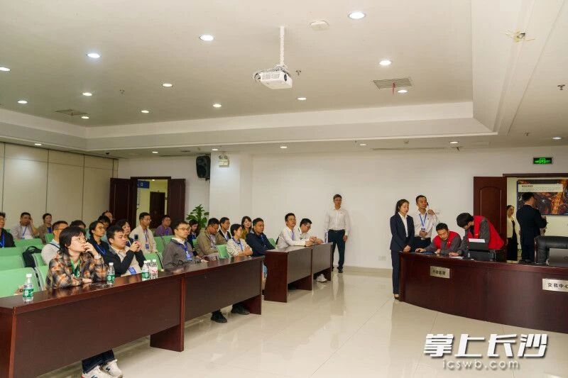 代表们观摩项目开标。