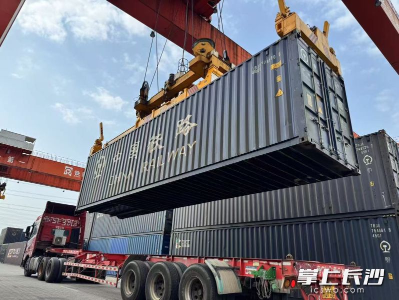 一批湖南制造企业通过铁路实现原材料与成品的快速流转。