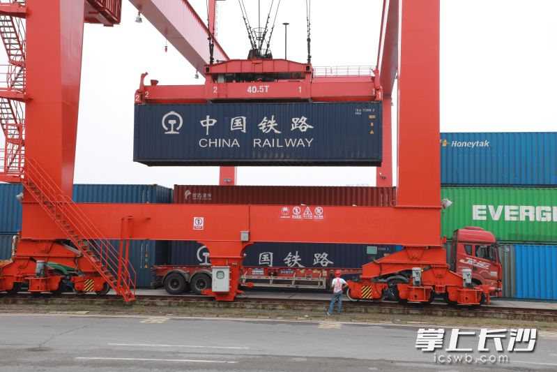 今年以来，湘粤间铁路货运量稳步增长。 均为长沙晚报通讯员董剑锋供图