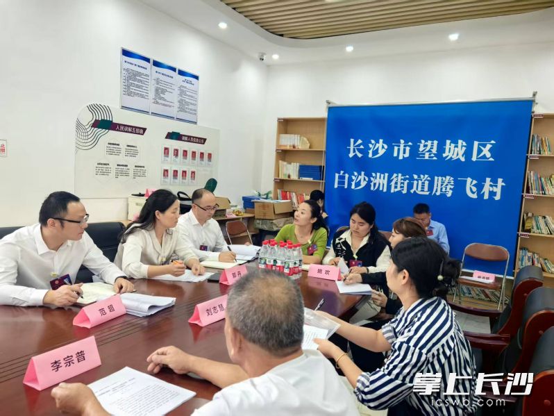 会上，绿地香树花城的业主曾芳作为居民议事代表，提出建议和意见。长沙晚报全媒体记者 朱华摄