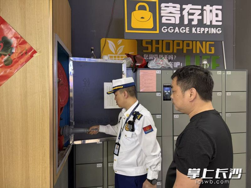 消防执法人员在进行检查。 长沙晚报通讯员 余娜娜 摄