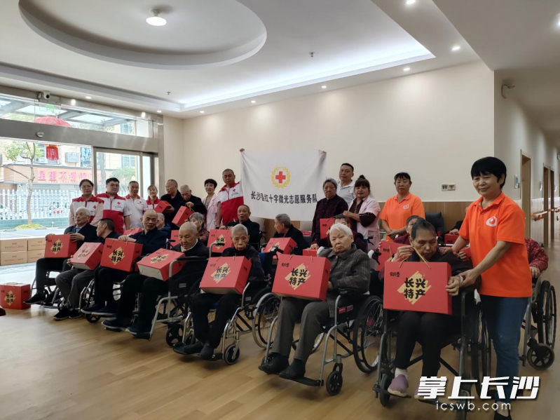 长沙县红十字会组织爱心志愿者走进康怡老年公寓，开展“红会系关怀·情牵长者心”活动。 均为长沙晚报通讯员谭小勇、夏声朝供图