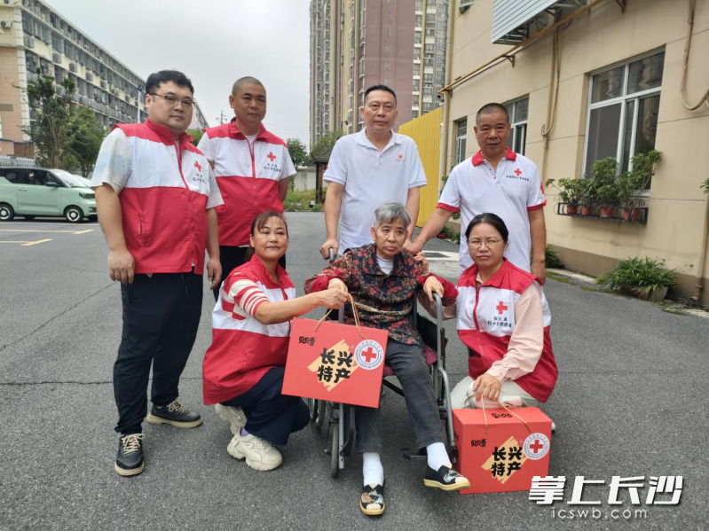 志愿者们还为老人们送上生活用品。