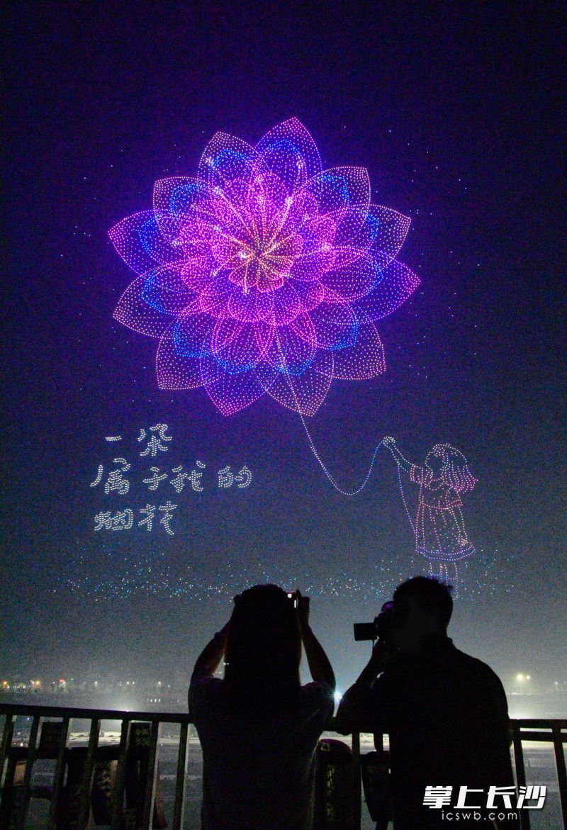 “一朵属于我的烟花”网络烟花节表演。 均为长沙晚报通讯员彭红霞摄 “一朵属于我的烟花”网络烟花节表演。 均为长沙晚报通讯员彭红霞摄