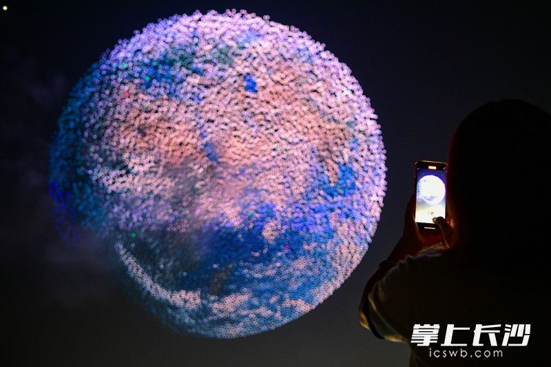 无人机编队勾勒出地球轮廓,蓝色海洋、白色云层与斑斓陆地清晰可见。 无人机编队勾勒出地球轮廓,蓝色海洋、白色云层与斑斓陆地清晰可见。