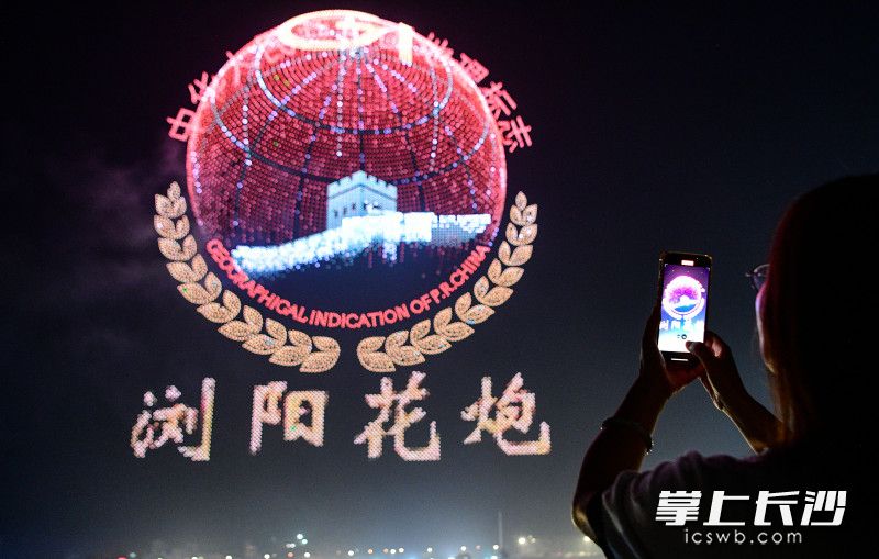 这场万架无人机参与的焰火盛典,依托智能程序控制系统,实现了烟花绽放与无人机灯光阵列的毫秒级精准互动。 这场万架无人机参与的焰火盛典,依托智能程序控制系统,实现了烟花绽放与无人机灯光阵列的毫秒级精准互动。