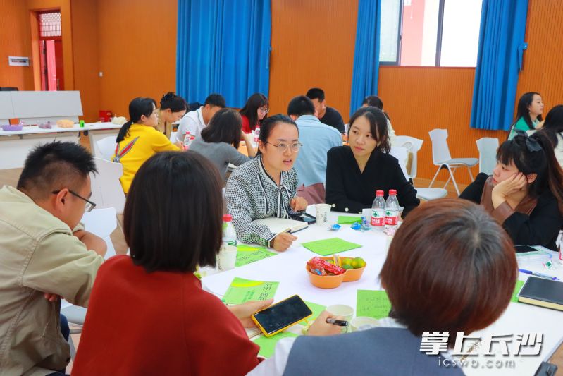 研讨会上,三校中层干部围绕学生成长、教师发展、家校共育等主题展开深入交流。 均为长沙晚报通讯员邓婕供图 研讨会上,三校中层干部围绕学生成长、教师发展、家校共育等主题展开深入交流。 均为长沙晚报通讯员邓婕供图