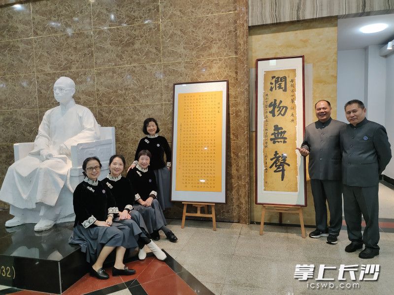 对恩师的千言万语化作《谢师表》里的一笔一划、一字一句。80届高81班学生身着定制班服，佩戴定制班徽回到母校。