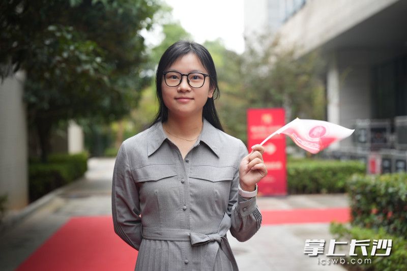 姚婷毕业后第一次回到母校，格外激动和开心。长沙晚报全媒体记者 林暘 摄