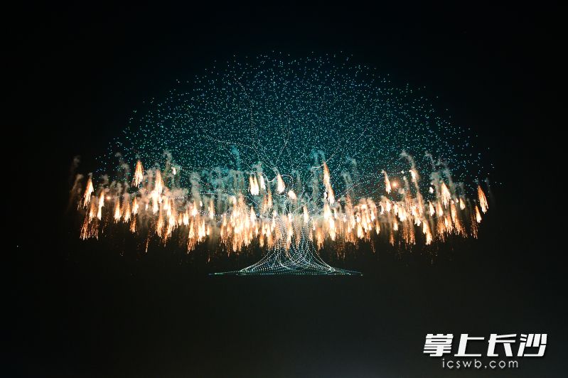 一株象征生命力量的“参天大树”陡然拔地而起,枝干舒展、绿叶婆娑。 一株象征生命力量的“参天大树”陡然拔地而起,枝干舒展、绿叶婆娑。