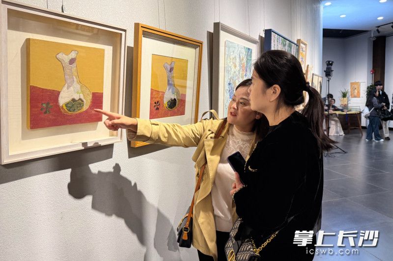 18日,“经纬绘色·岩绣共生——岩彩与湘绣的对话”在伊飞湘绣(毛珊湘绣工作室)举行。 18日,“经纬绘色·岩绣共生——岩彩与湘绣的对话”在伊飞湘绣(毛珊湘绣工作室)举行。