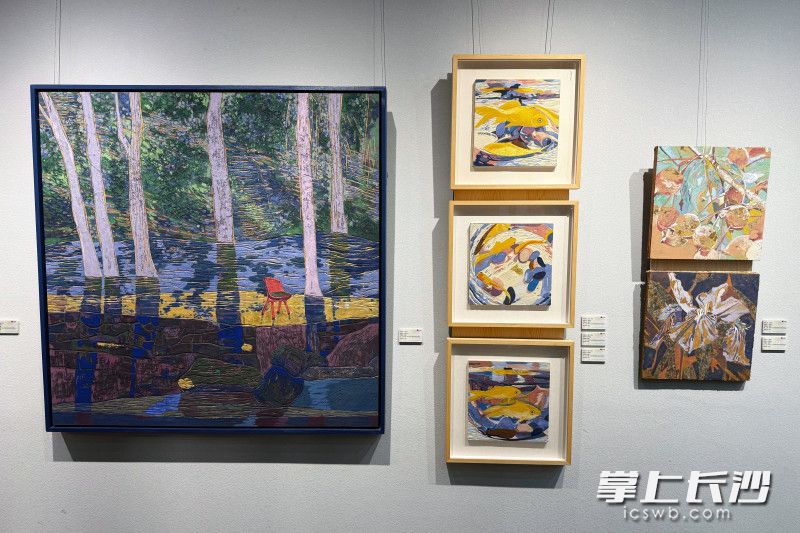 展出的多款精美作品吸引了众多市民的目光。 展出的多款精美作品吸引了众多市民的目光。