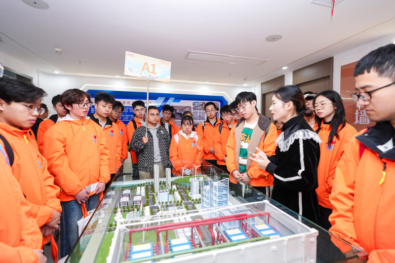 学子们在钒谷新能源参观。 学子们在钒谷新能源参观。