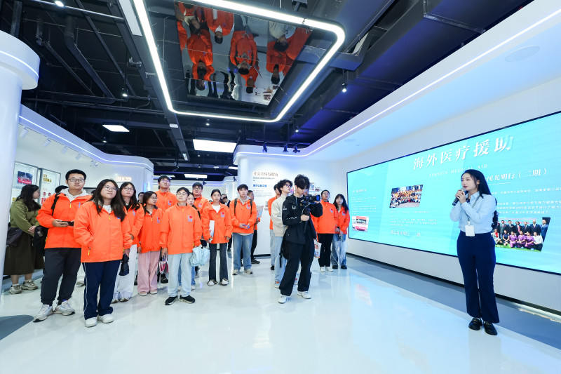 学子们在爱尔眼科参观。 学子们在爱尔眼科参观。