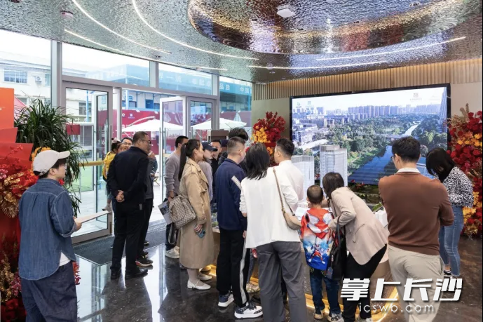 当天,现场人潮涌动,客户络绎不绝。 通讯员 高兴 摄 当天,现场人潮涌动,客户络绎不绝。 通讯员 高兴 摄