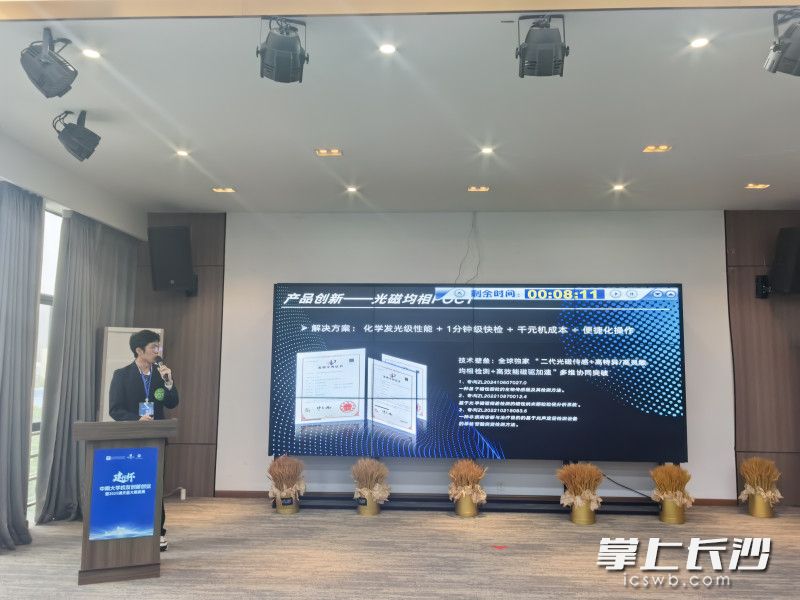 参赛选手介绍项目。均为通讯员 邹靓 摄