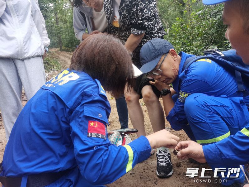 长蓝队员正在为受伤游客处理伤情。 长沙晚报通讯员 曾劲玉 摄