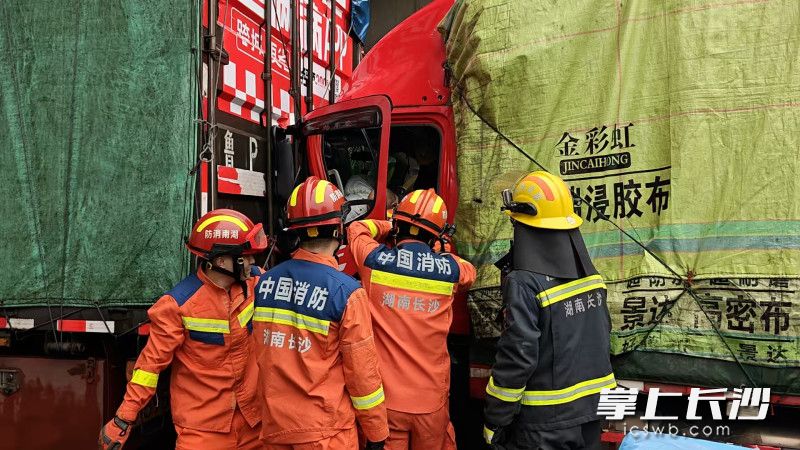 消防员正在营救被困司机。 长沙晚报通讯员 王磊 摄