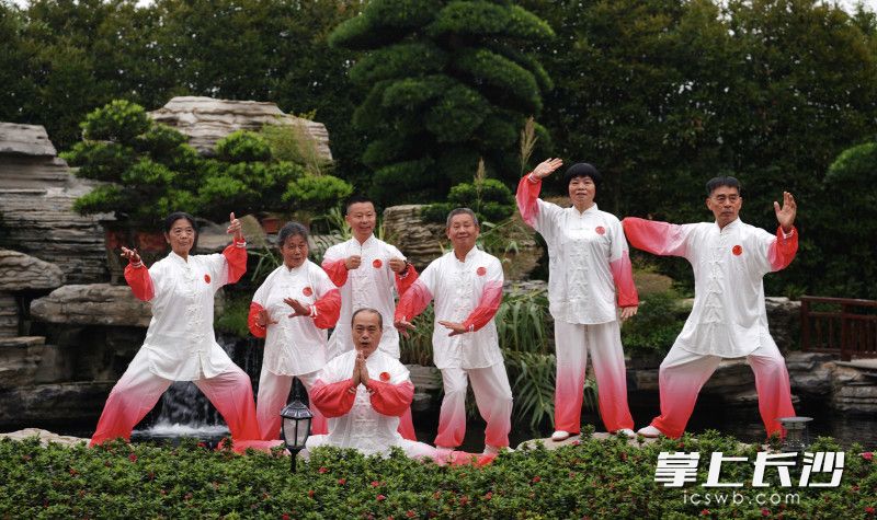 市太极拳运动协会成员在展演太极拳。
