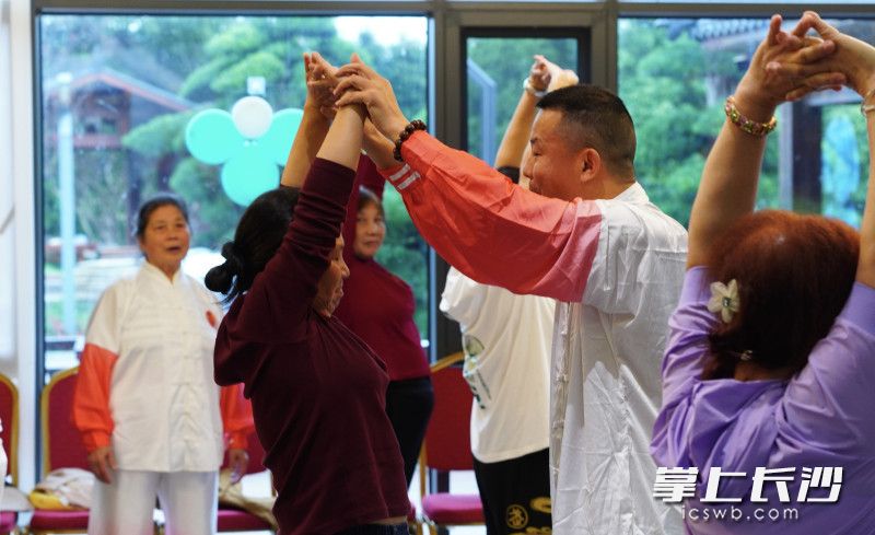 教练在教村民学习太极拳。