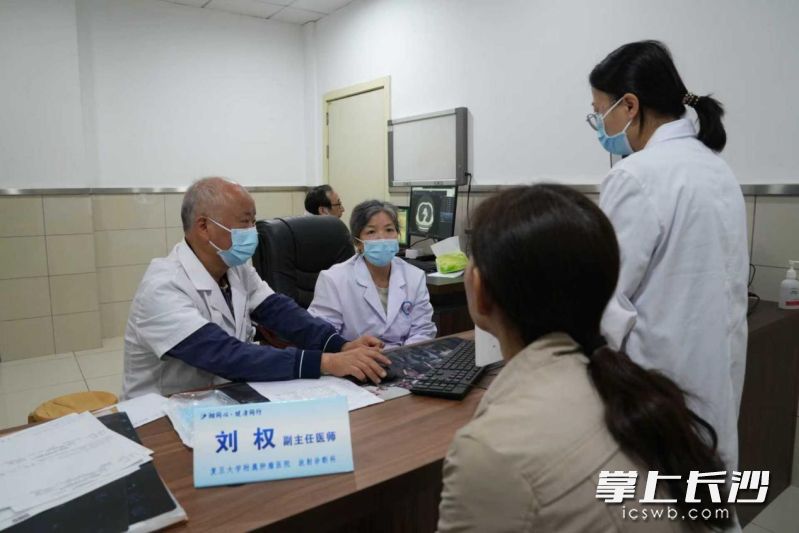 10月18日,农工党上海市委医卫专委会、复旦大学委员会赴湘阴县人民医院,开展“沪湘同心·健康同行”专家惠民义诊活动。均为通讯员 供图 10月18日,农工党上海市委医卫专委会、复旦大学委员会赴湘阴县人民医院,开展“沪湘同心·健康同行”专家惠民义诊活动。均为通讯员 供图