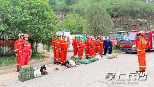 这支应急队伍将代表湘江新区出征全市首届乡镇应急能力比武大赛。 均为长沙晚报通讯员 向玲娅 供图