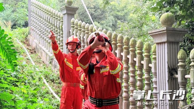 为了让队伍更好地备战，湘江新区应急管理局专门协调了专业教练进行指导。