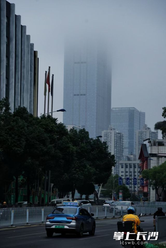 周末两日长沙气温大降,市民们换上了厚厚的秋装。 长沙晚报全媒体记者 舒元臻摄 周末两日长沙气温大降,市民们换上了厚厚的秋装。 长沙晚报全媒体记者 舒元臻摄