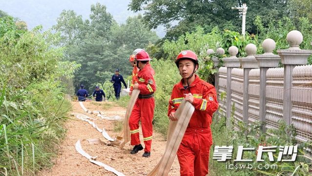 队员们围绕“人员急救、单泵架设与撤收、水罐消防车一车两枪操、无人机搜索”四大实战科目逐一突破。