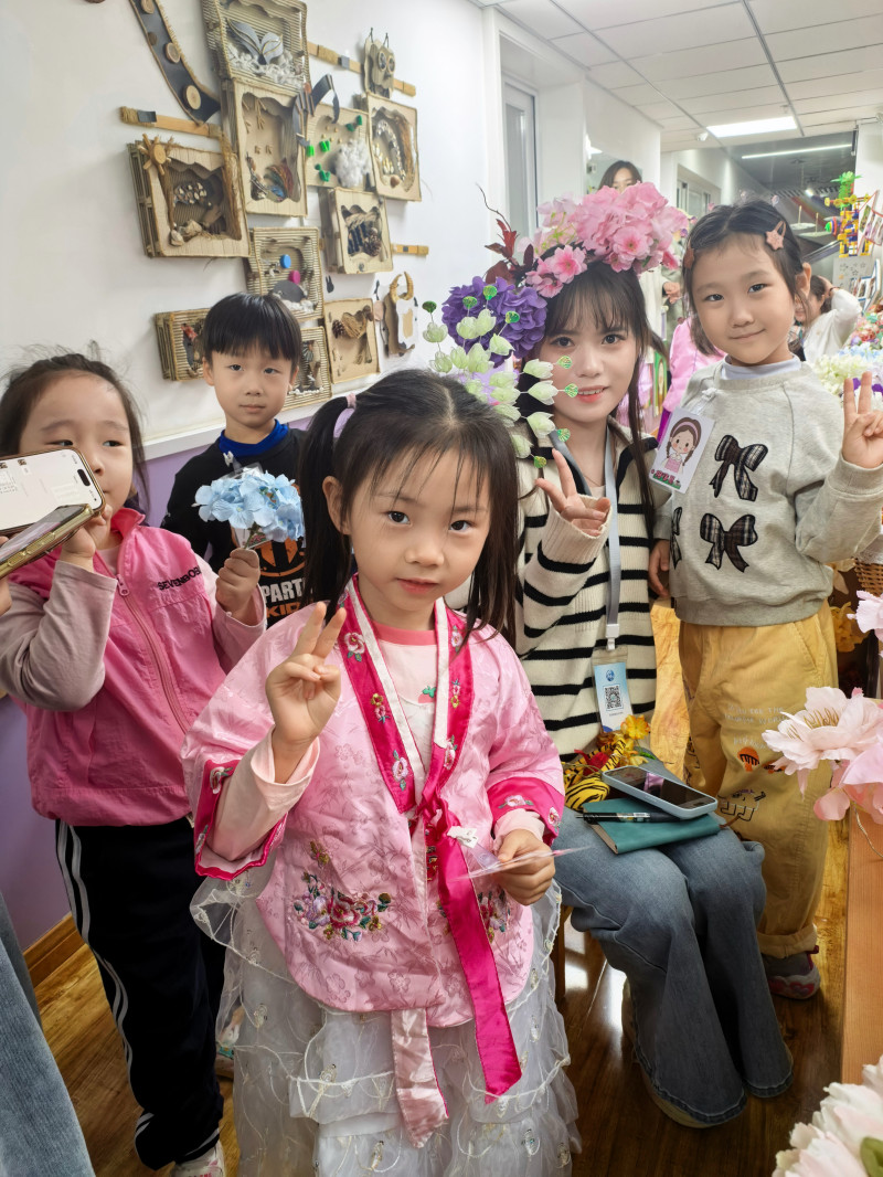 实地观摩环节，一位来自望城的幼师与丰台一幼的孩子们在一起。