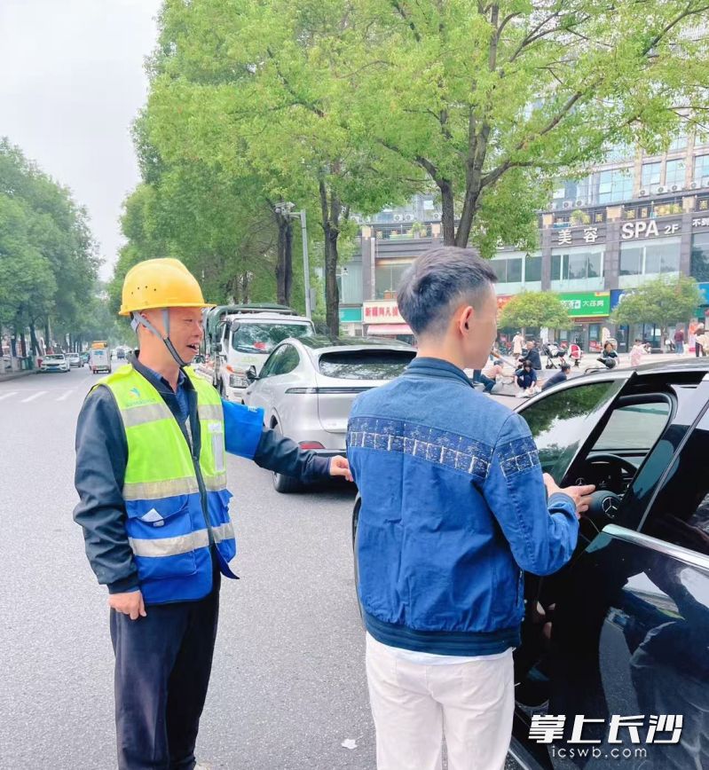 华盛世纪新城门口，雨花义警协助交警维护交通秩序。 长沙晚报通讯员 尹文军 摄