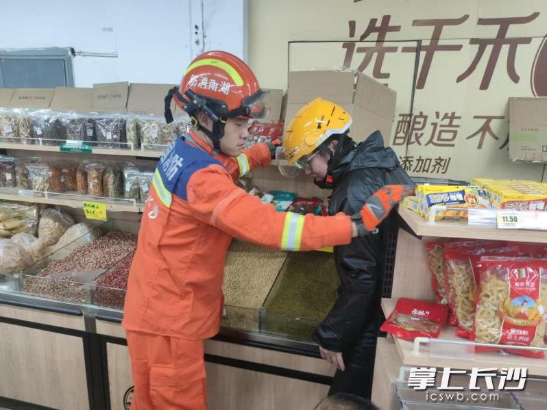 消防员成功营救被困外卖小哥。 长沙晚报通讯员 黄磊 供图 