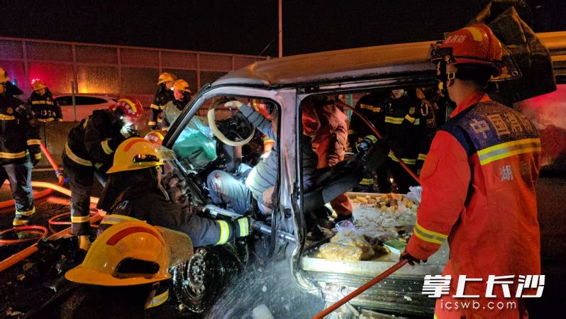 图为救援现场。 长沙晚报通讯员 刘迎 摄