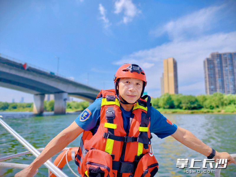 刘凯飞积极投身水域救援。 均为长沙晚报通讯员 曾劲玉 供图　