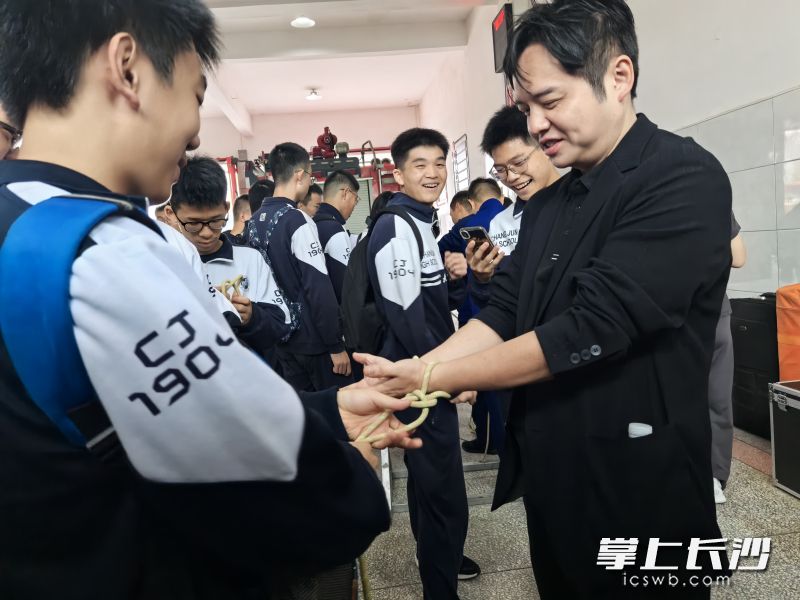 现场，老师和同学们一起学习救援结绳方法。