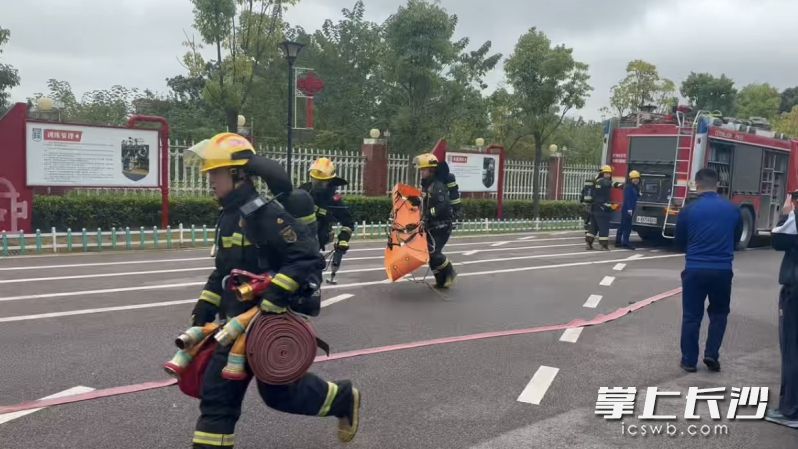 消防员进行出警演示。 均为通讯员供图