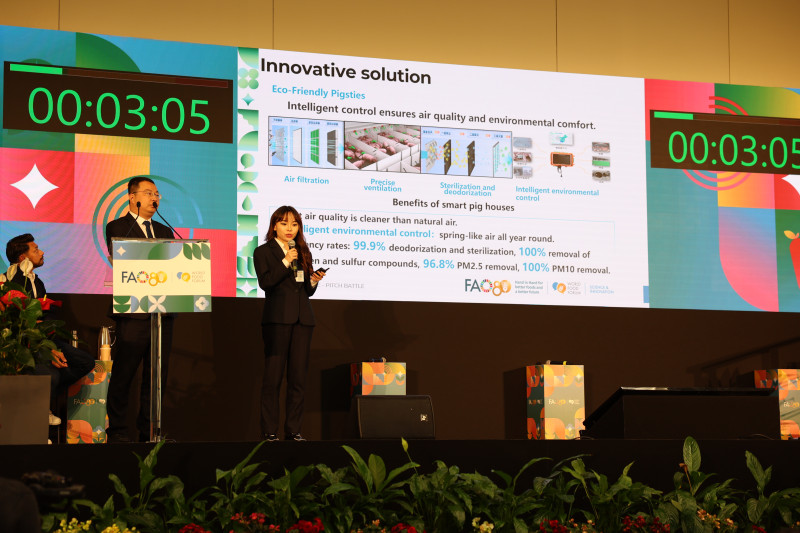 “牧原云计算”团队分享如何通过AI实现猪只全天候监测。通讯员  张锐 摄