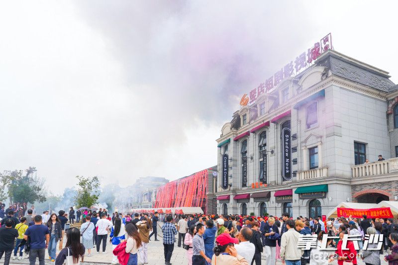 10月15日，湖南铜官竖店短剧影视城集中开机。邹麟 摄