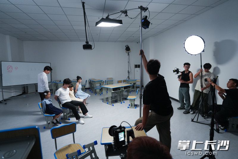 10月15日，湖南铜官竖店短剧影视城集中开机，图为一剧组正在竖店进行短剧拍摄。邹麟 摄