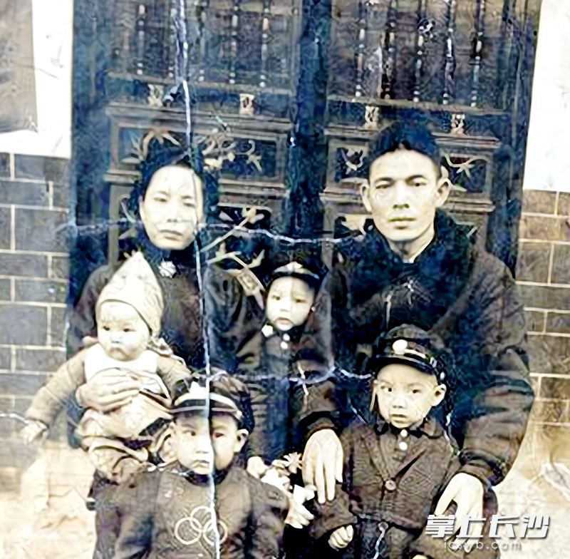 何际元一家的合影照。均为魏枫供图