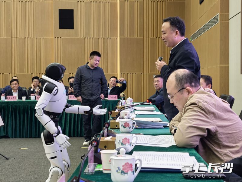 轻松俏皮的人机对话,拉开了专场活动的交流序幕。长沙晚报全媒体记者 张禹 摄 轻松俏皮的人机对话,拉开了专场活动的交流序幕。长沙晚报全媒体记者 张禹 摄