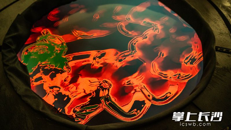 廖俊宇作为从小听着火神传说长大的长沙伢子,希望通过现代艺术语言,让更多人读懂家乡火文化的深层密码。 均为受访者供图 廖俊宇作为从小听着火神传说长大的长沙伢子,希望通过现代艺术语言,让更多人读懂家乡火文化的深层密码。 均为受访者供图