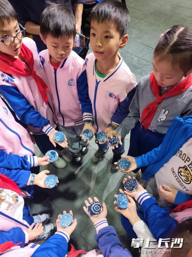 “家艺”展区成了孩子们的“工艺乐园”。 “家艺”展区成了孩子们的“工艺乐园”。