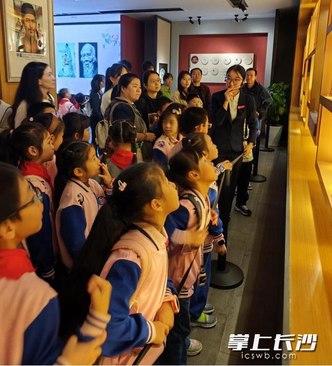 这场实践活动不仅是一次实践体验,更让热爱传统文化的种子生根发芽,让古老非遗在新一代的传承中焕发蓬勃生机。 这场实践活动不仅是一次实践体验,更让热爱传统文化的种子生根发芽,让古老非遗在新一代的传承中焕发蓬勃生机。