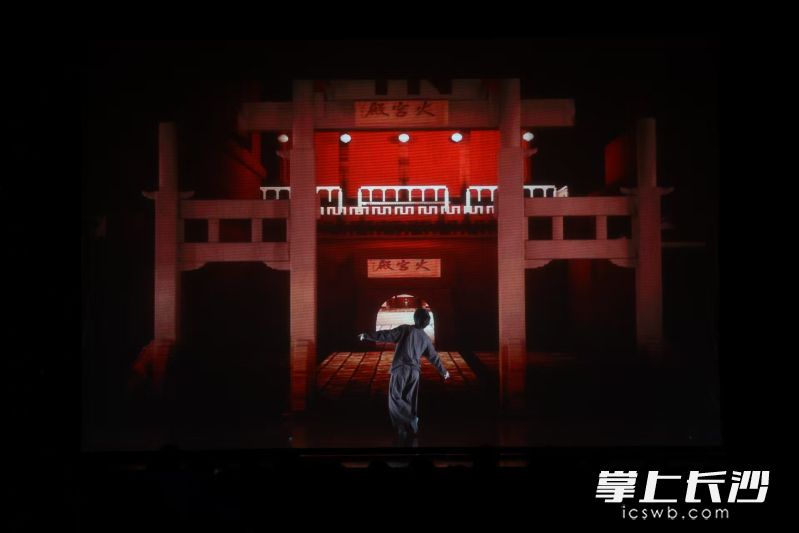 作品以长沙火宫殿的火神祝融信仰为核心。 作品以长沙火宫殿的火神祝融信仰为核心。