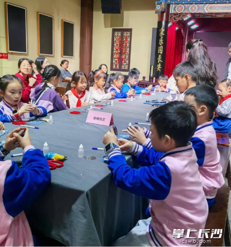 孩子们在动手实践中,悄然记下了“绞缬”“染色”等陌生又有趣的非遗词汇。 孩子们在动手实践中,悄然记下了“绞缬”“染色”等陌生又有趣的非遗词汇。