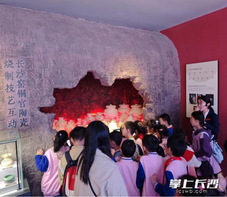 在讲解员的专业引导下,孩子们认真看展。 在讲解员的专业引导下,孩子们认真看展。